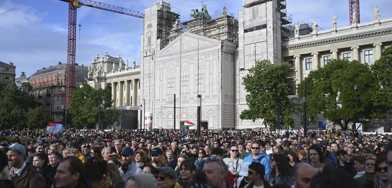 A demonstration in front of the parliament building in Budapest to oppose a bill by the country's right-wing government, which critics say is directed against freedom of expression and independent media. (Zoltan Balogh/MTI/AP) (Photo: Zoltan Balogh/MTI/AP)