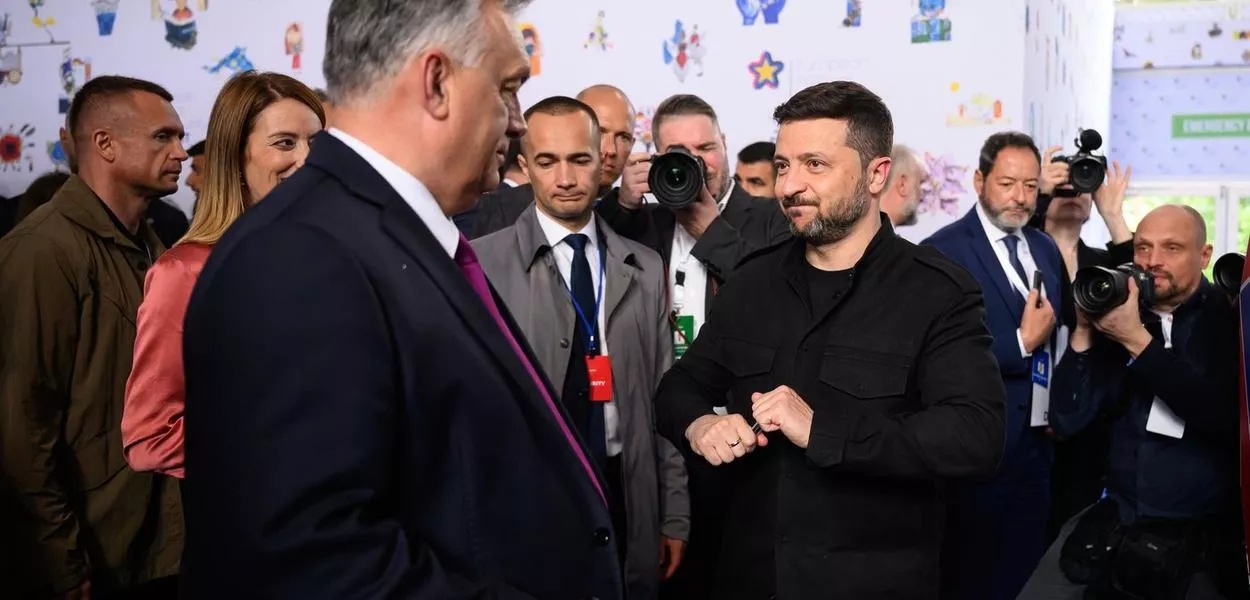Hungarian Prime Minister Viktor Orban (l) talks with Ukrainian President Volodymyr Zelensky at the start of a summit at which the heads of state and government of 47 European countries and organisations are discussing security, defence and democratic standards. (Getty Pool/AP) (Photo: Leon Neal)