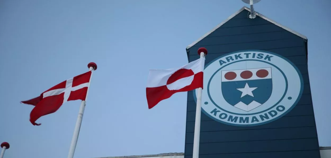 The flags of Denmark and Greenland fly in front of the Arctic Command in the Greenlandic capital Nuuk.  (Steffen Trumpf/dpa) (Photo: Steffen Trumpf/dpa)