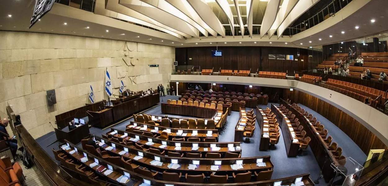 The plenary chamber of the Israeli Knesset. On Wednesday Netanyahu government narrowly avoided being toppled by the opposition. (Ilia Yefimovich/dpa) (Photo: Ilia Yefimovich/dpa)