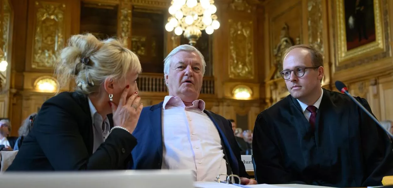 Jürgen Elsässer (M), editor-in-chief of Compact, his wife Stephanie Elsässer and Laurens Nothdurft, plaintiff's lawyer, sit in the Federal Administrative Court in Leipzig. (Hendrik Schmidt/dpa) (Photo: Hendrik Schmidt/dpa)