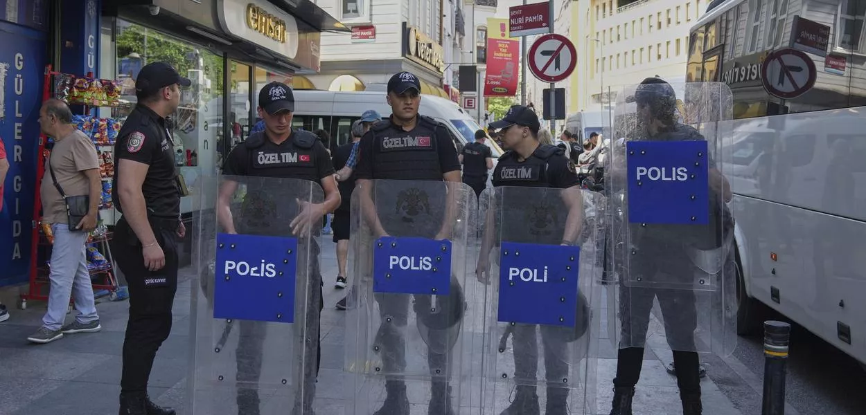29.06.2025, Türkei, Istanbul: Türkische Polizisten stehen in einer Sicherheitslinie während des jährlichen LGBTQ+ Pride Marsches. Foto: Dilara Acikgoz/AP/dpa +++ dpa-Bildfunk +++ (Photo: Dilara Acikgoz)