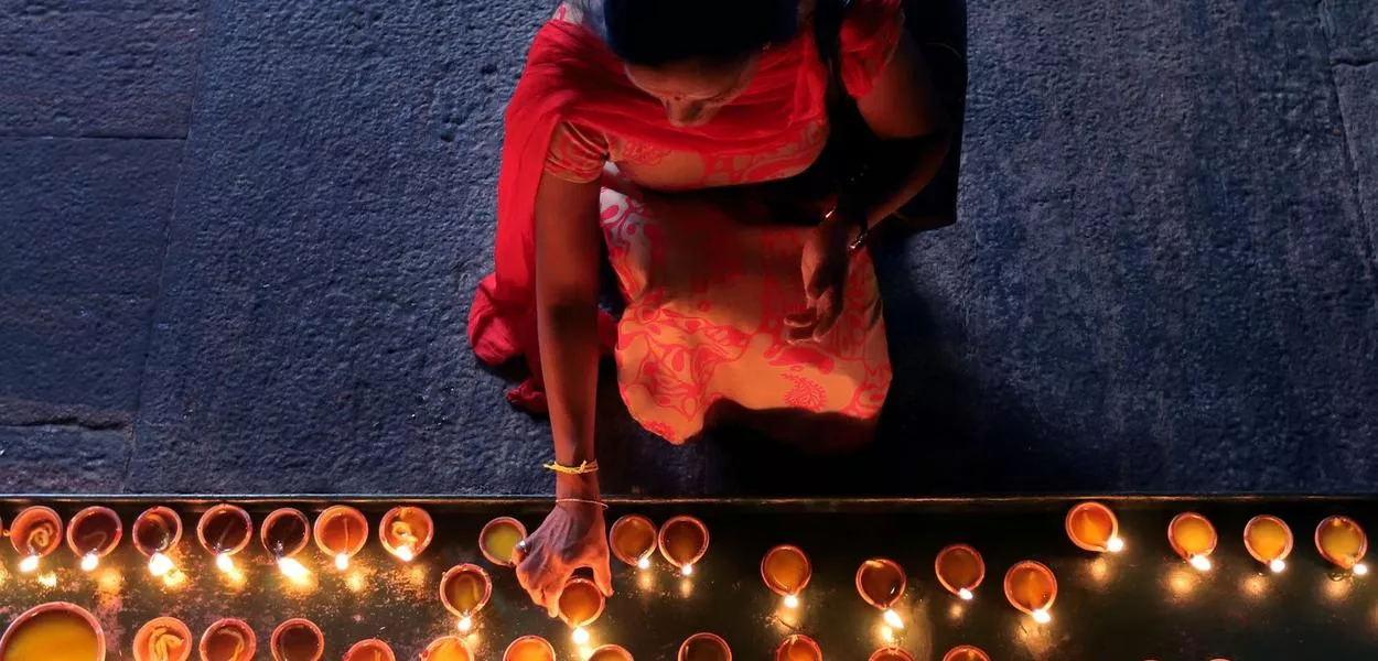 A woman lights lamps in a temple in Colombo, Sri Lanka, to celebrate Diwali, the Hindu festival of lights. (Ajith Perera/XinHua/dpa) (Photo: Ajith Perera)
