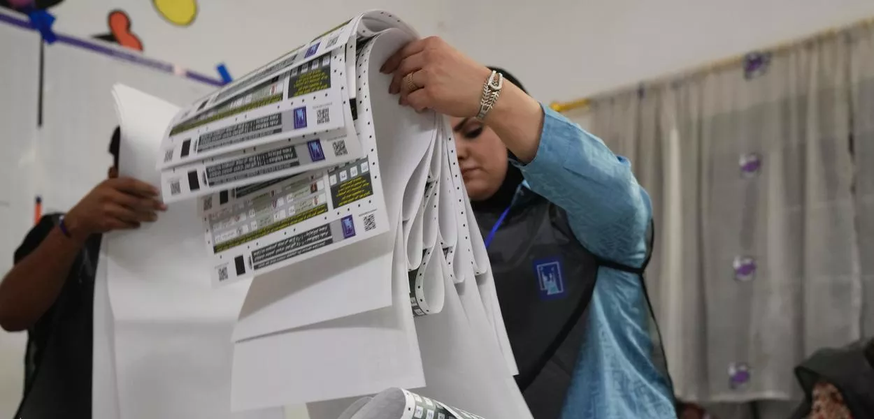 Election workers count ballots as they close a polling station, during the parliamentary elections in Baghdad, Iraq, Tuesday, Nov. 11, 2025. (Photo: AP Photo/Hadi Mizban)