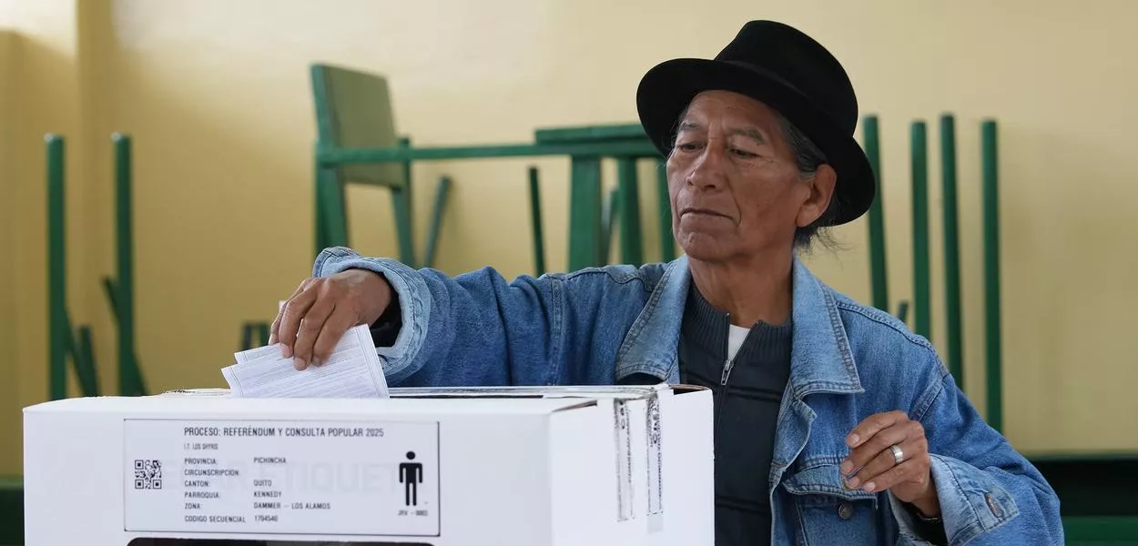 A man votes in a referendum on whether foreign military bases should be allowed in the Ecuador and whether the constitution should be rewritten by a constituent assembly. (Photo: Dolores Ochoa)