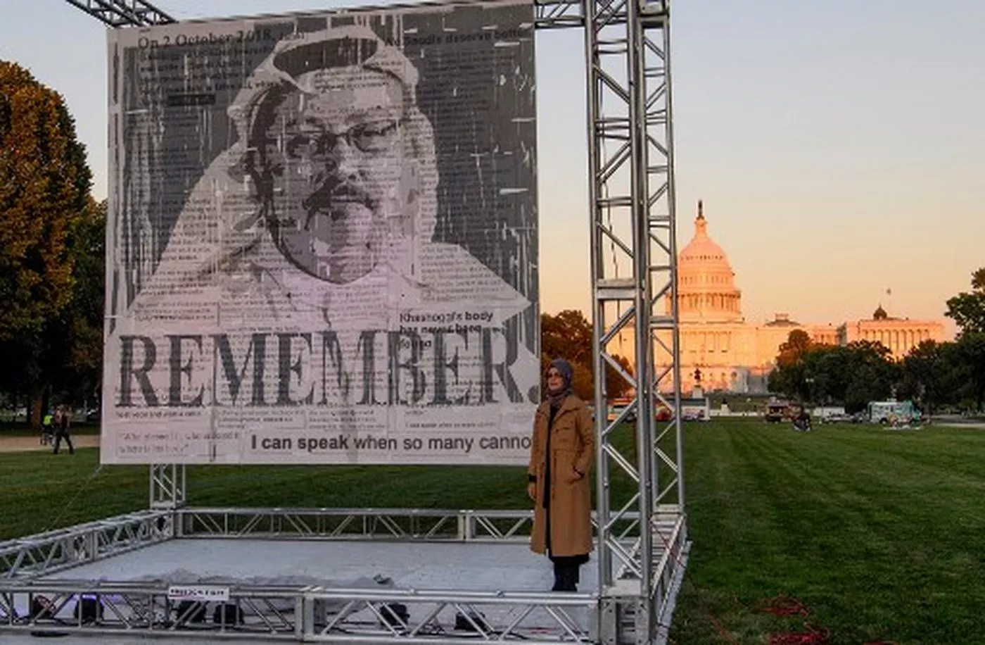 Turkish writer Hatice Cengiz (R), fianc饠of Saudi journalist and dissident Jamal Khashoggi, poses next to a portrait of Khashoggi after unveiling it on the National Mall in Washington, DC., on October 1, 2021, during a memorial ceremony marking the third anniversary of his murder at the Saudi consulate in Istanbul. (Photo by Nicholas Kamm / AFP) (Photo: NICHOLAS KAMM)