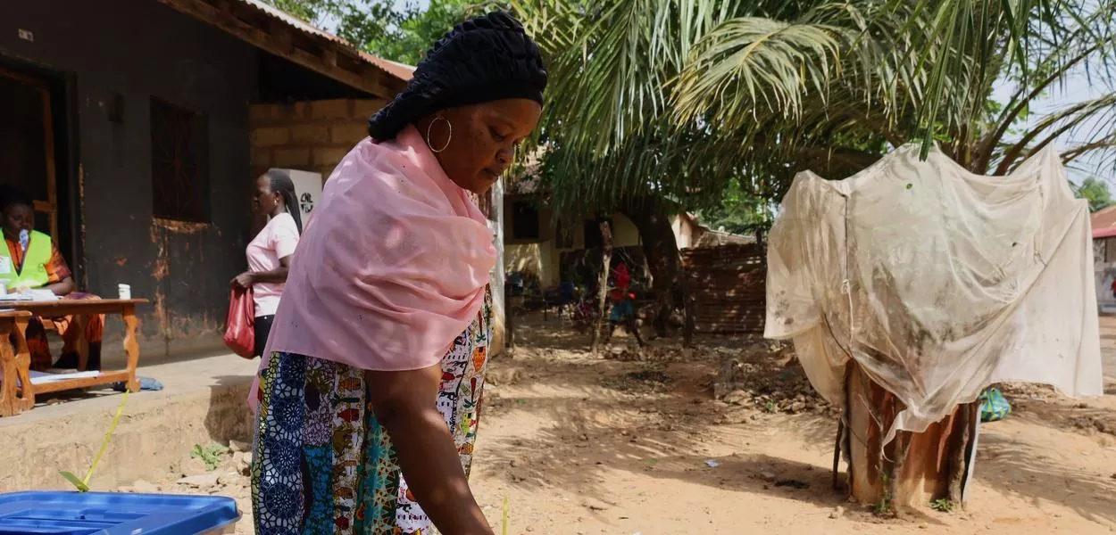 A woman casts her vote during the Presidential and legislative elections in Bissau, Guinea-Bissau, Sunday, Nov. 23, 2025. (Photo: AP Photo/Darcicio Barbosa))