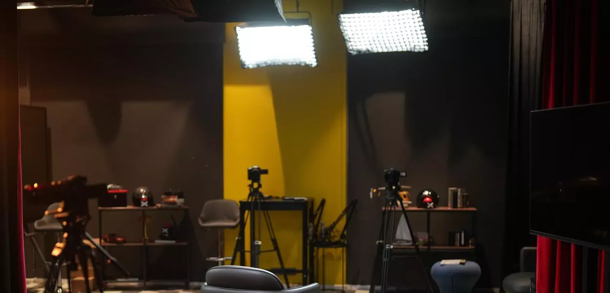 An empty chair takes centre stage at a TV studio set where imprisoned Turkish journalist Fatih Altayli continues to deliver news on his YouTube show through letters read by his assistant, in Istanbul, on Oct. 1, 2025. (Photo: AP Photo/Francisco Seco)