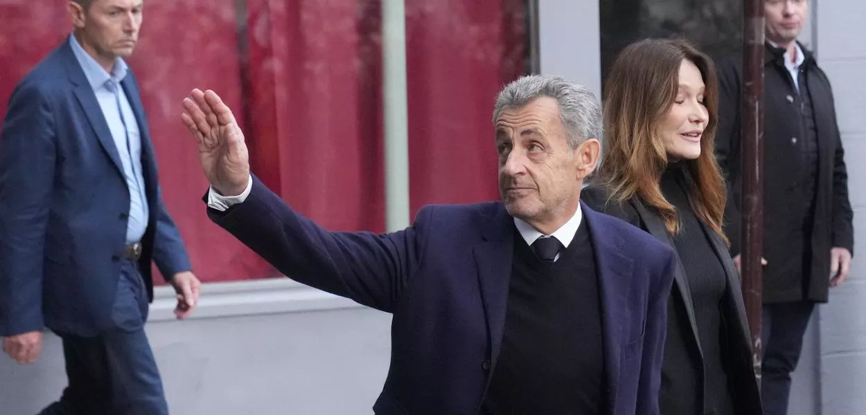 Former French President Nicolas Sarkozy and his wife Carla Bruni-Sarkozy leave their home in Paris as Sarkozy goes to prison to serve his sentence for criminal conspiracy to finance his 2007 election campaign with funds from Libya. In another case, pertaining to his failed re-election campaign, his conviction has now become final. (Photo: Thibault Camus/AP/dpa)
