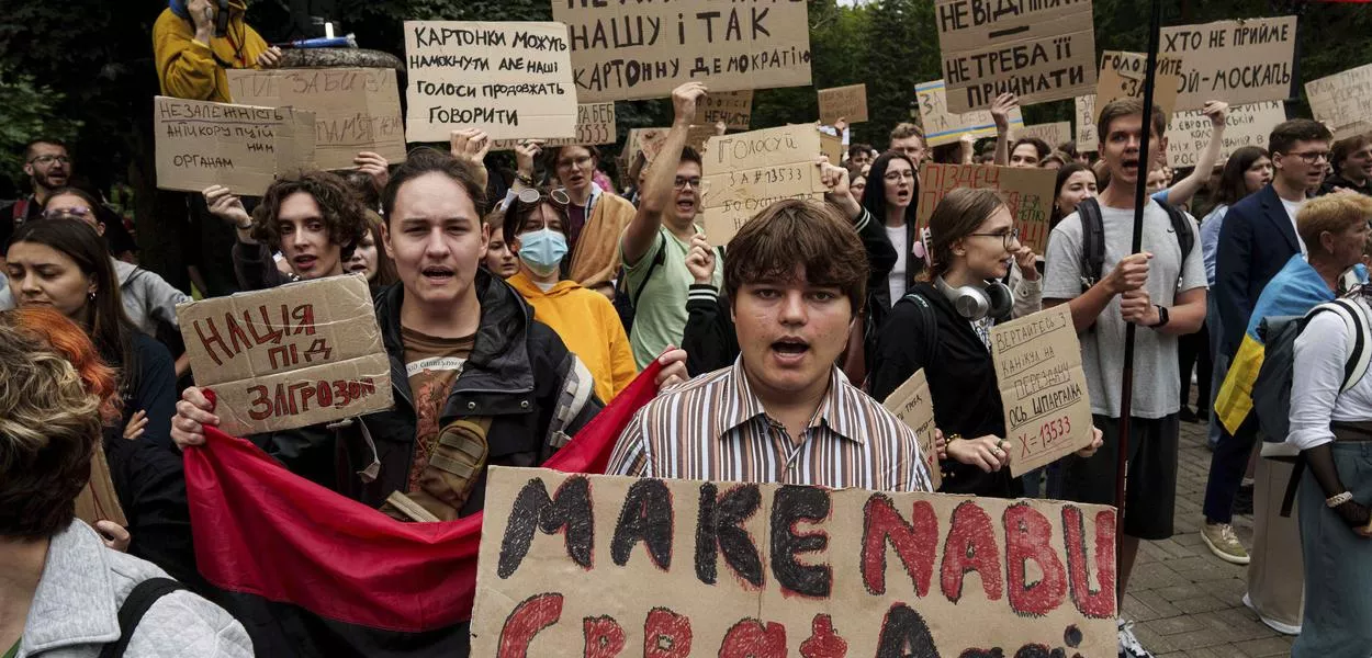Participants gather in front of the Ukrainian parliament in Kyiv to protest against a law targeting anti-corruption institutions. Parliament passed a law restoring the independence of the agencies following backlash both at home and abroad. (Evgeniy Maloletka/AP/dpa) (Photo: Evgeniy Maloletka)