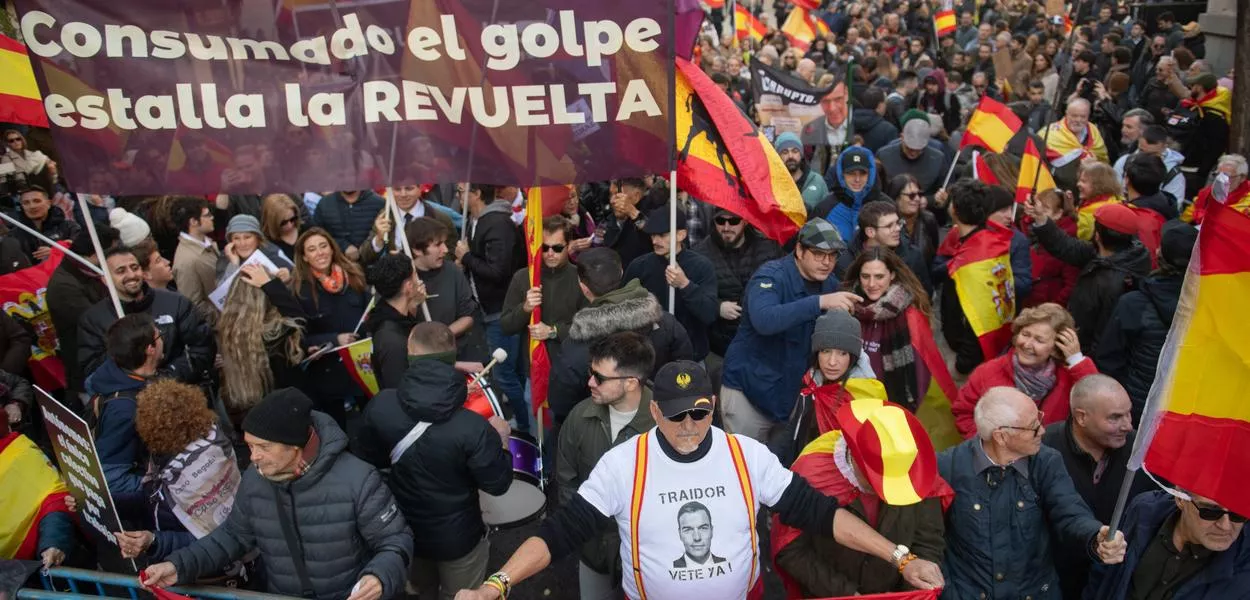30.11.2025, Madrid: Thousands gather in the Spanish capital in an anti-corruption demonstration, calling for the government of Socialist Prime Minister Pedro Sánchez to resign and call fresh elections.
Photo: Fernando Sánchez/EUROPA PRESS/dpa +++ dpa-Bildfunk +++ (Photo: Fernando Sánchez)