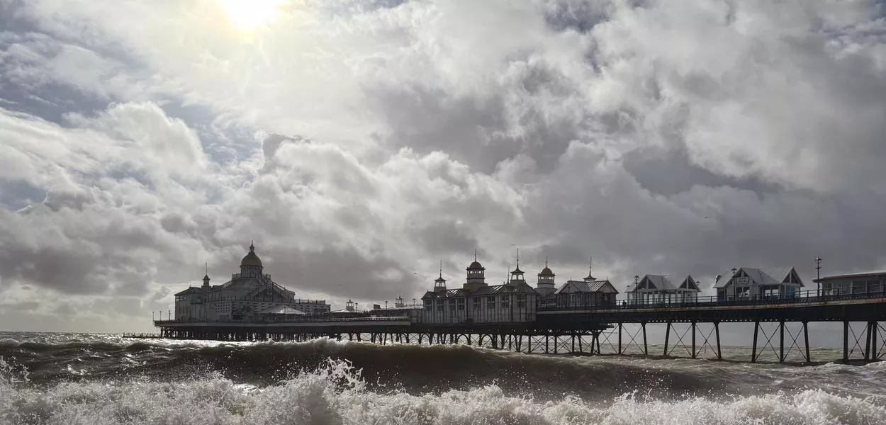Eastbourne Pier in Sussex is one of the places where mayoral elections will likely be postponed until 2028, having already been delayed once before. The decision drew ire from both national and local politicians. (Photo: Nathalie Helene Rippich/dpa)