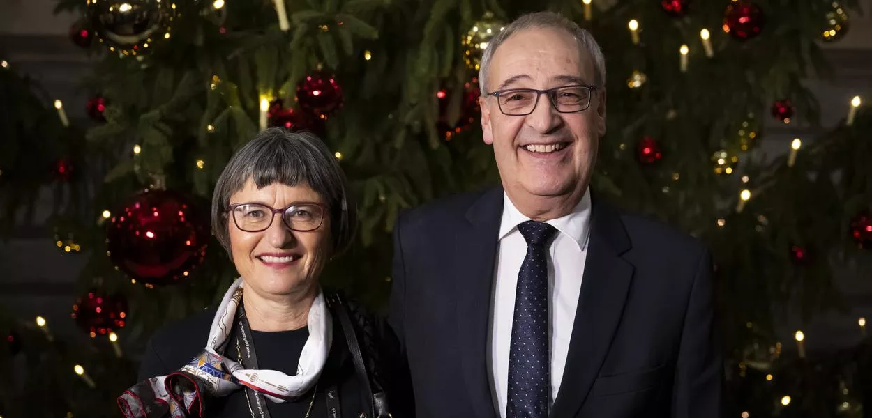 Guy Parmelin, who will serve as Swiss president for 2025 after his election, shown with his wife Caroline Parmelin in front of the traditional parliamentary Christmas tree. Photo: Anthony Anex/KEYSTONE/dpa +++ dpa-Bildfunk +++ (Photo: Anthony Anex)