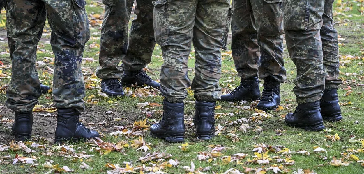 Soldiers of the German Armed Forces stand together before a solemn oath. (Photo: Jens Kalaene/dpa)