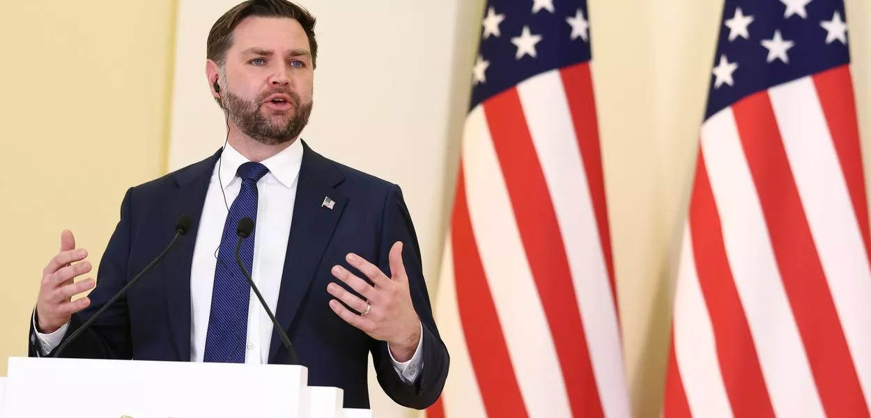 File photo of US Vice President JD Vance addressing a press conference. Kevin Lamarque/POOL REUTERS/dpa +++ dpa-Bildfunk +++ (Photo: Kevin Lamarque)