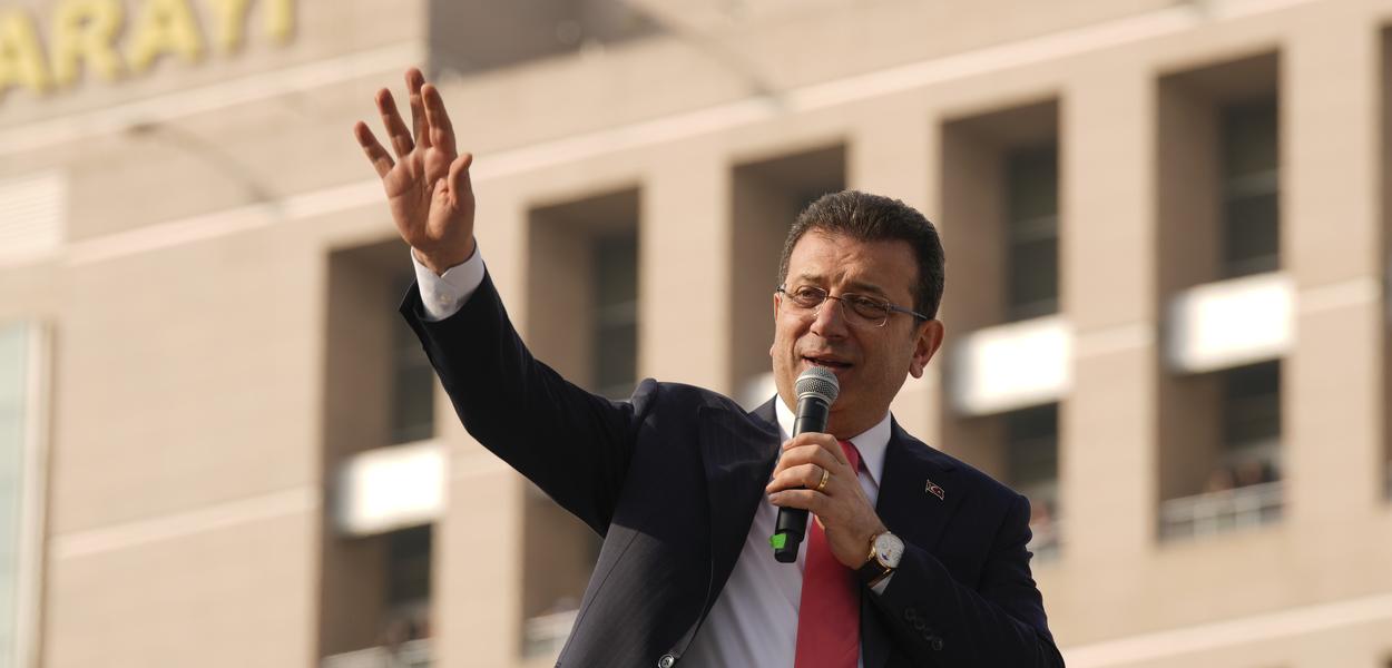 Istanbul’s mayor, Ekrem Imamoglu, addresses his supporters outside the Istanbul courthouse. (Photo: Emrah Gurel/AP/dpa)