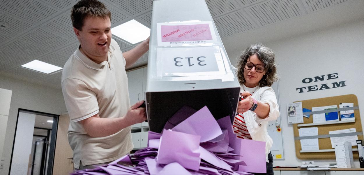 Election officials are emptying a ballot box containing the ballot papers for the local elections in Lower Saxony at a polling station in Oldenburg. (Photo: Hauke-Christian Dittrich/dpa)