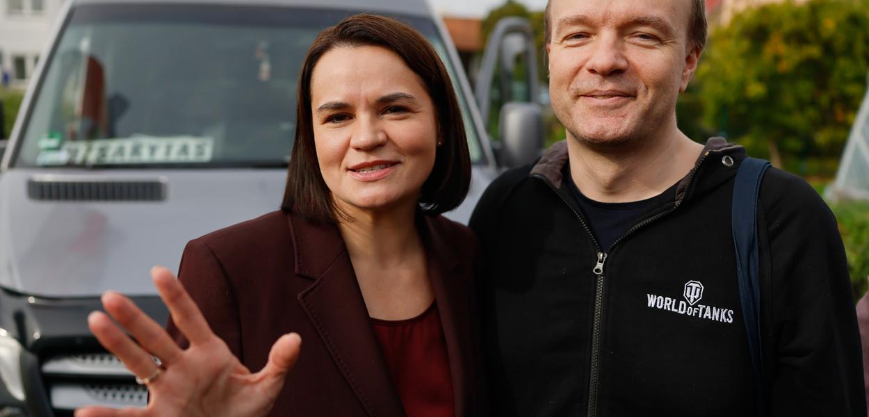 Aliaksandr Chumakou (right), one of the released Belarusian detainees, and Belarusian opposition politician Sviatlana Tsikhanouskaya pose for a photo after his arrival. (Photo: Mindaugas Kulbis)