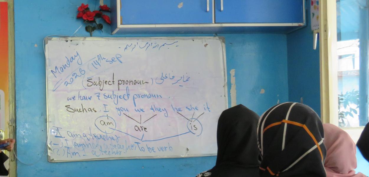 At a school in Afghanistan, lessons for older girls are still taking place unofficially. (Photo: Jawad Kohnaward/dpa)